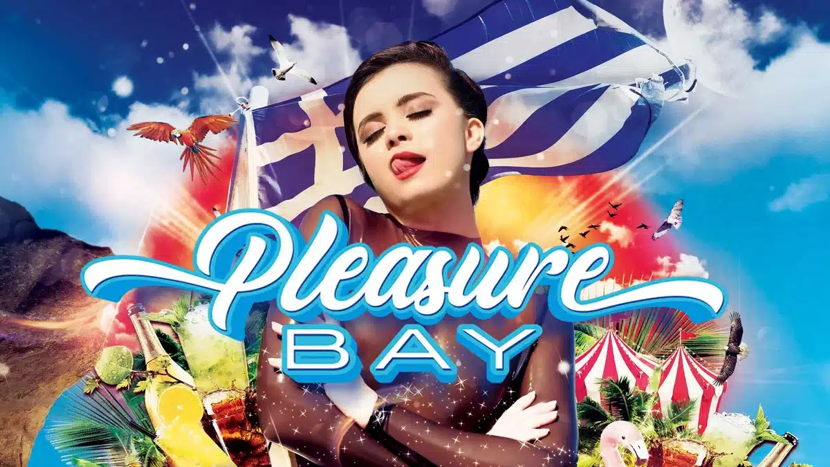 Plakatmotiv der fünften Pleasure Bay: Model im braunen Latex vor griechischer Flagge, Palmen und Zirkuszelten
